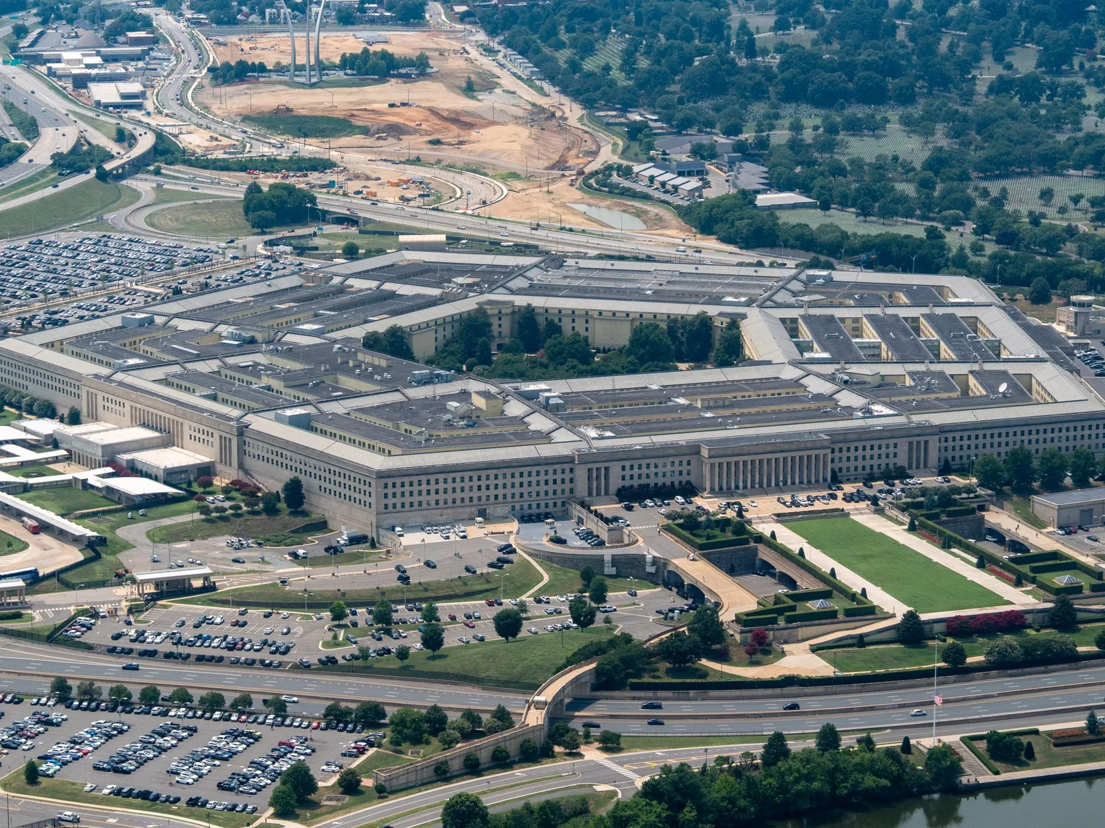 La guerre contre l'Iran aggrave l'inflation et épuise les stocks de munitions américains : rapport du Congrès