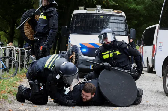 La police antiémeute néerlandaise disperse une violente manifestation d'extrême droite à La Haye