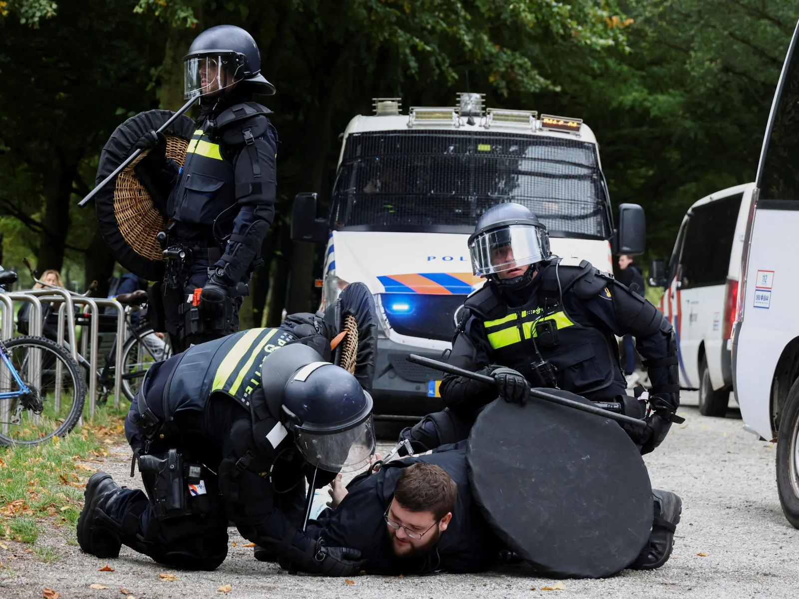 La police antiémeute néerlandaise disperse une violente manifestation d'extrême droite à La Haye