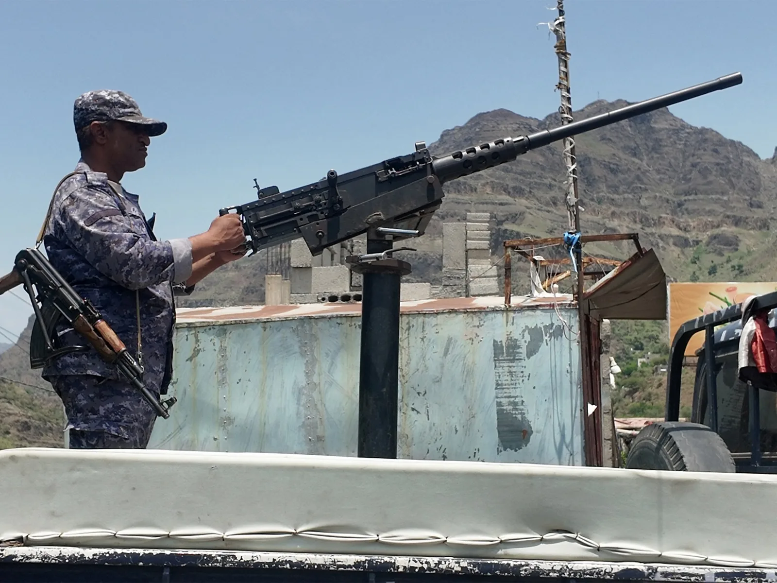 Les forces du gouvernement yéménite avancent à Taiz tandis que les Houthis revendiquent une attaque contre l'Arabie Saoudite