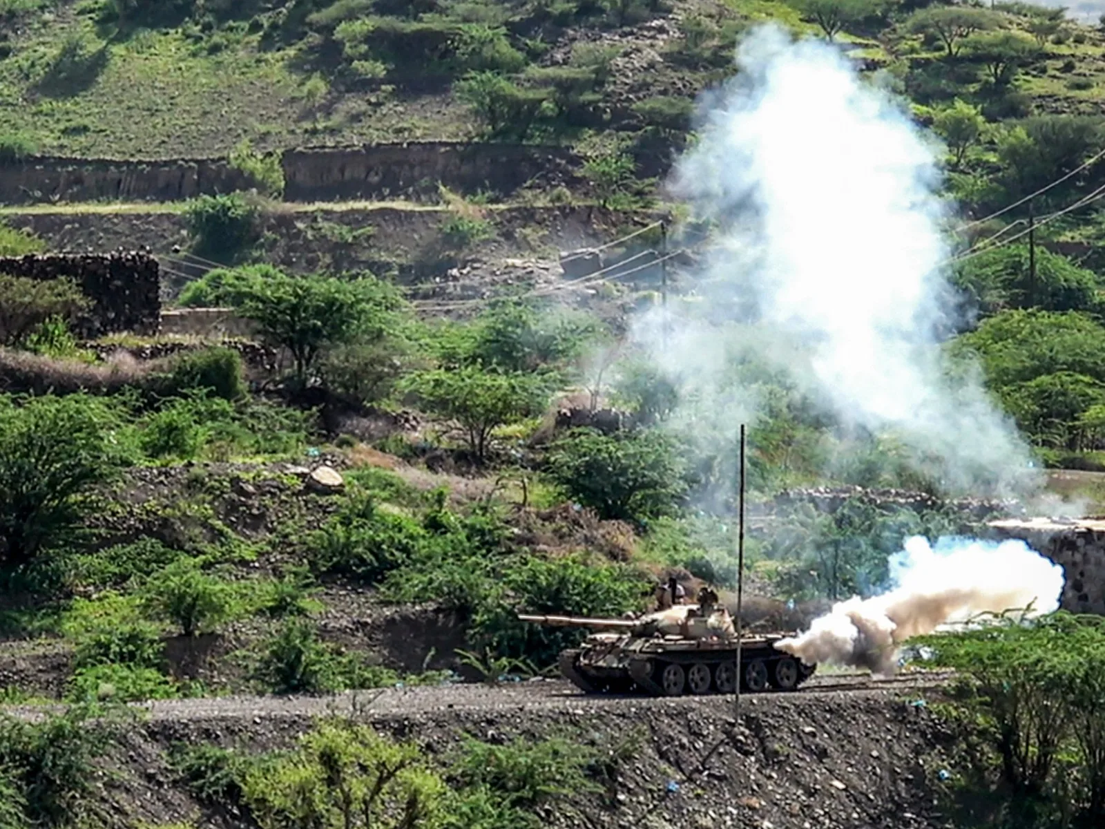 Les forces yéménites ciblent les Houthis et une base saoudienne tandis que les États-Unis excluent un rôle direct