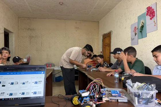 Manque d'équipement, mais pas d'ambition : des étudiants de Gaza tentent de rester à niveau en technologie