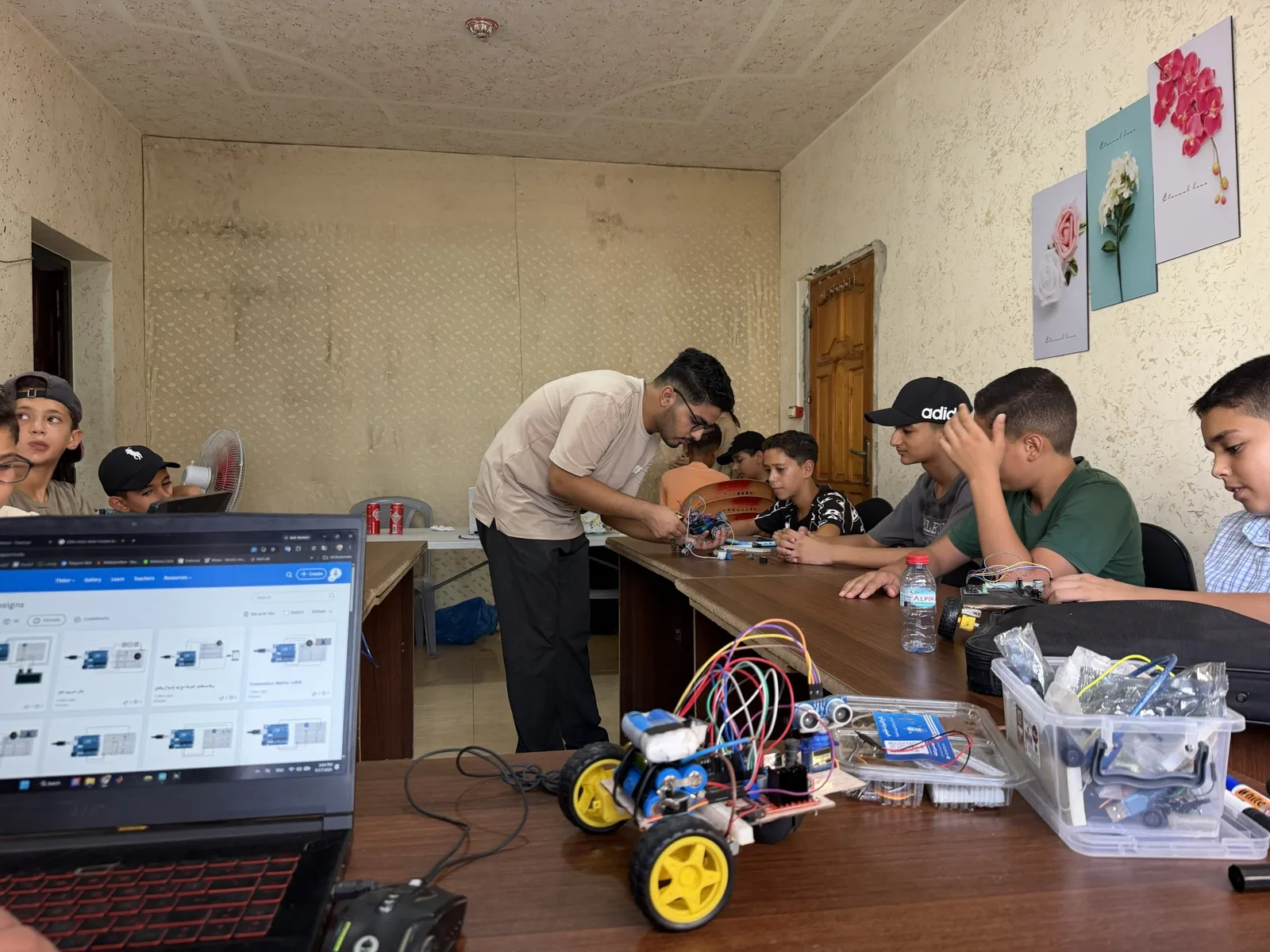 Manque d'équipement, mais pas d'ambition : des étudiants de Gaza tentent de rester à niveau en technologie