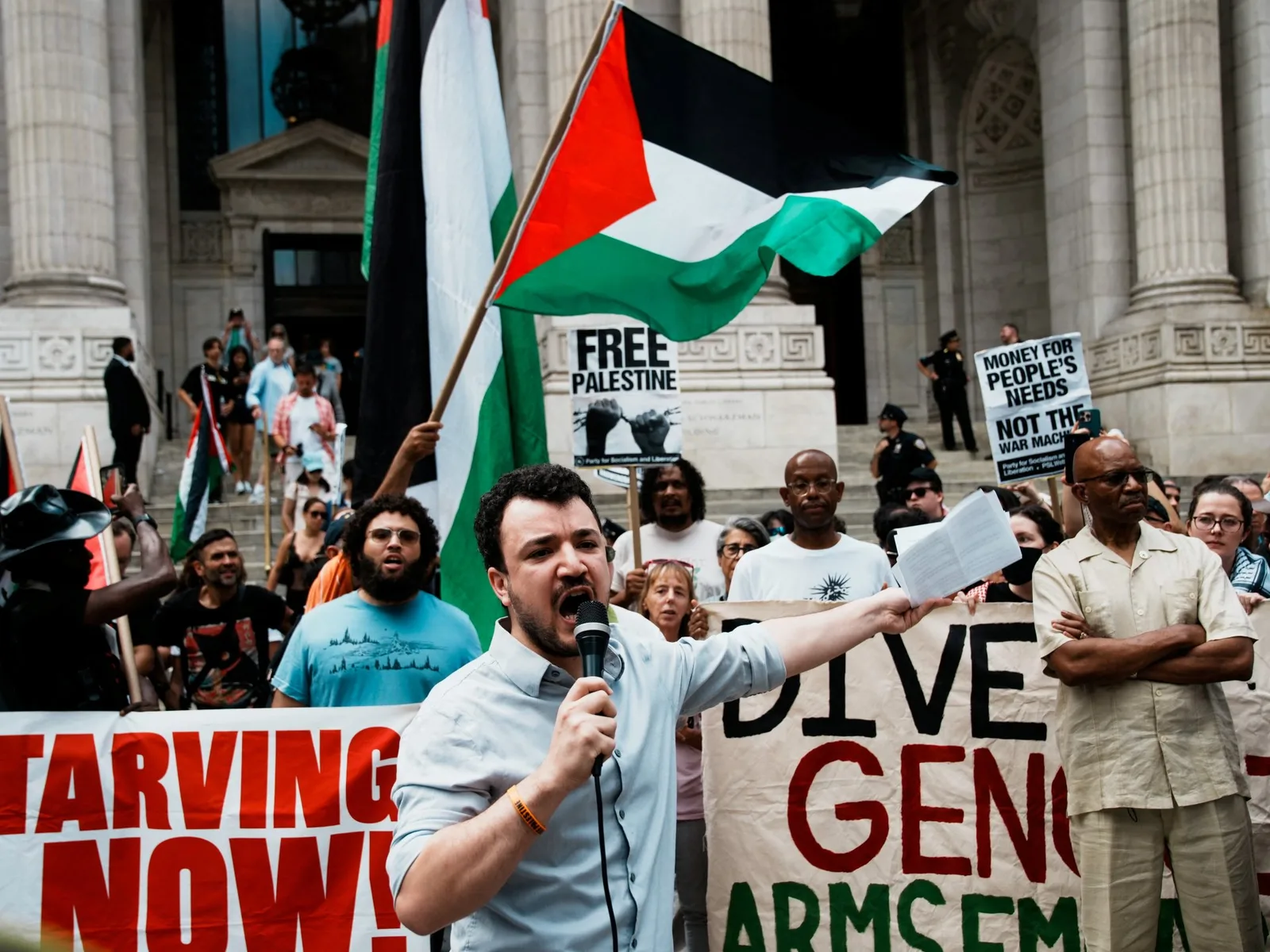Pourquoi l'activiste pro-palestinien Mahmoud Khalil poursuit-il l'université Columbia ?