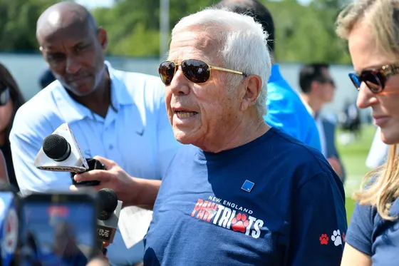 Qui est Robert Kraft, milliardaire pro-Israël qui a annulé Macklemore ?