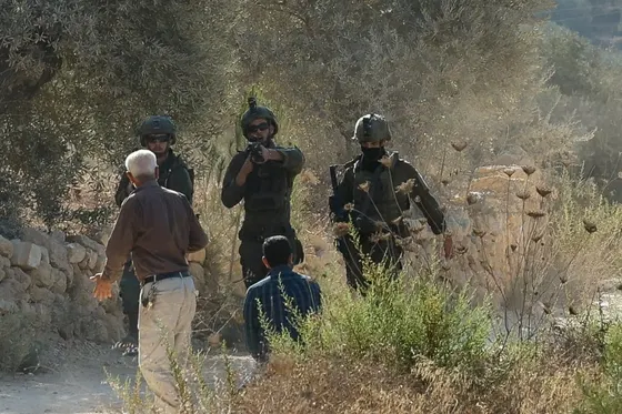Des colons israéliens attaquent des agriculteurs lors d'un pogrom en Cisjordanie, des soldats frappent des journalistes