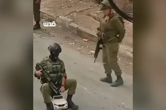 L’armée d’occupation s’ennuie : Il faut bien qu’elle se distraie…