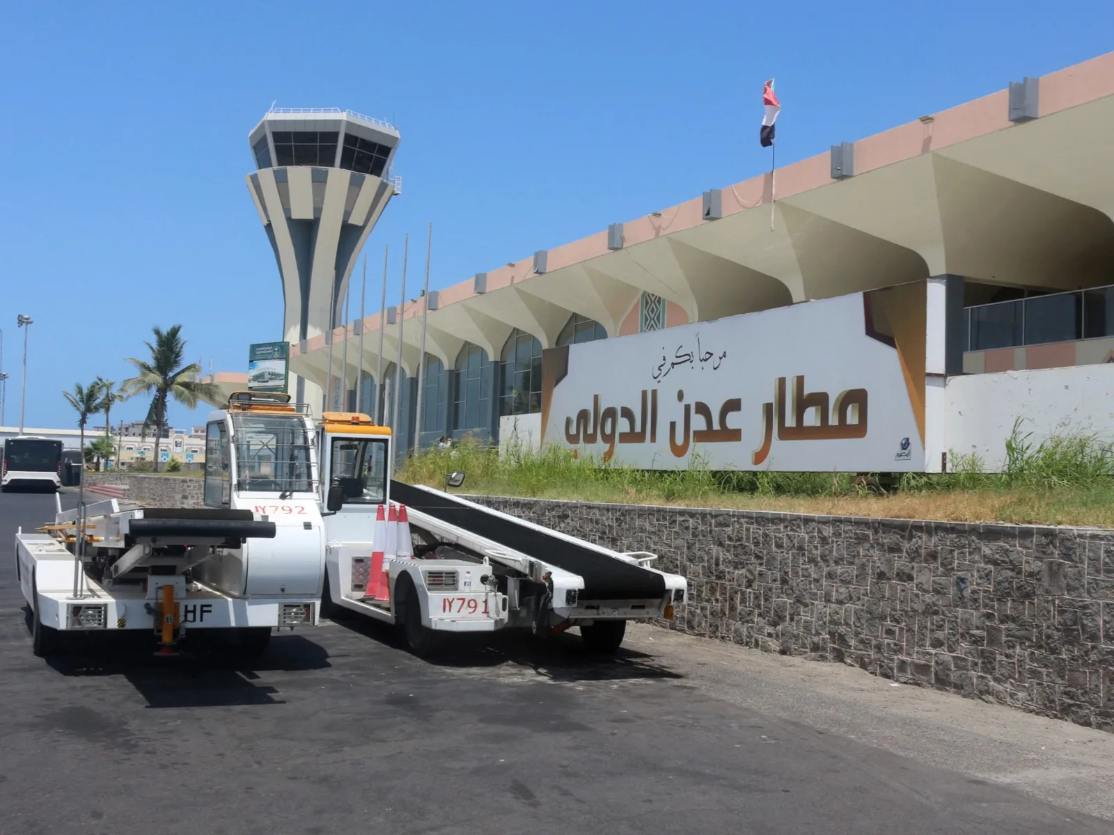 Le gouvernement yéménite affirme que les Houthis ont tiré deux missiles sur l’aéroport d’Aden