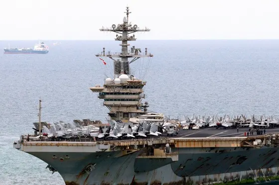 Les États-Unis envoient un troisième porte-avions vers l'Iran : un responsable américain à Al Jazeera