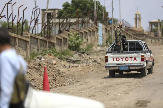 Les Houthis accusent Ryad de pilonner Sanaa, incendie sur un site d’Aramco