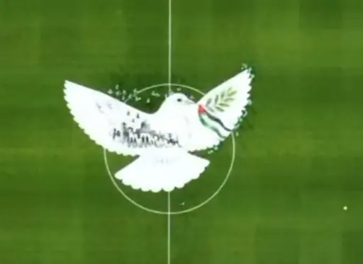 Match de foot entre la Turquie et la Palestine : colombes, jouets et portraits géants de sportifs tués par Israël