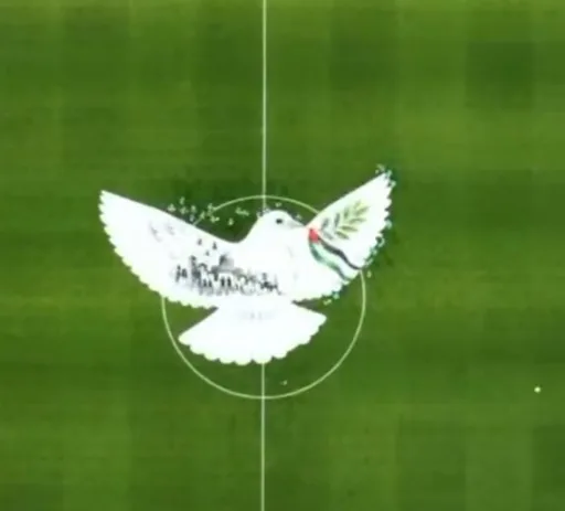 Match de foot entre la Turquie et la Palestine : colombes, jouets et portraits géants de sportifs tués par Israël
