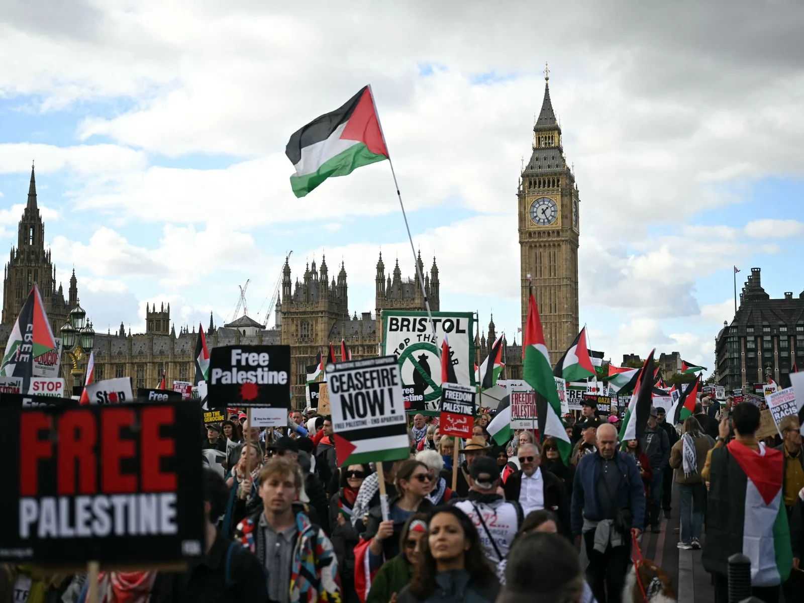 Photos : Des milliers de personnes manifestent en Europe pour exiger la fin de la guerre d'Israël à Gaza
