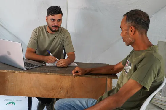 Quand les rues deviennent un lieu de travail : des travailleurs de Gaza transforment des tentes en bureaux