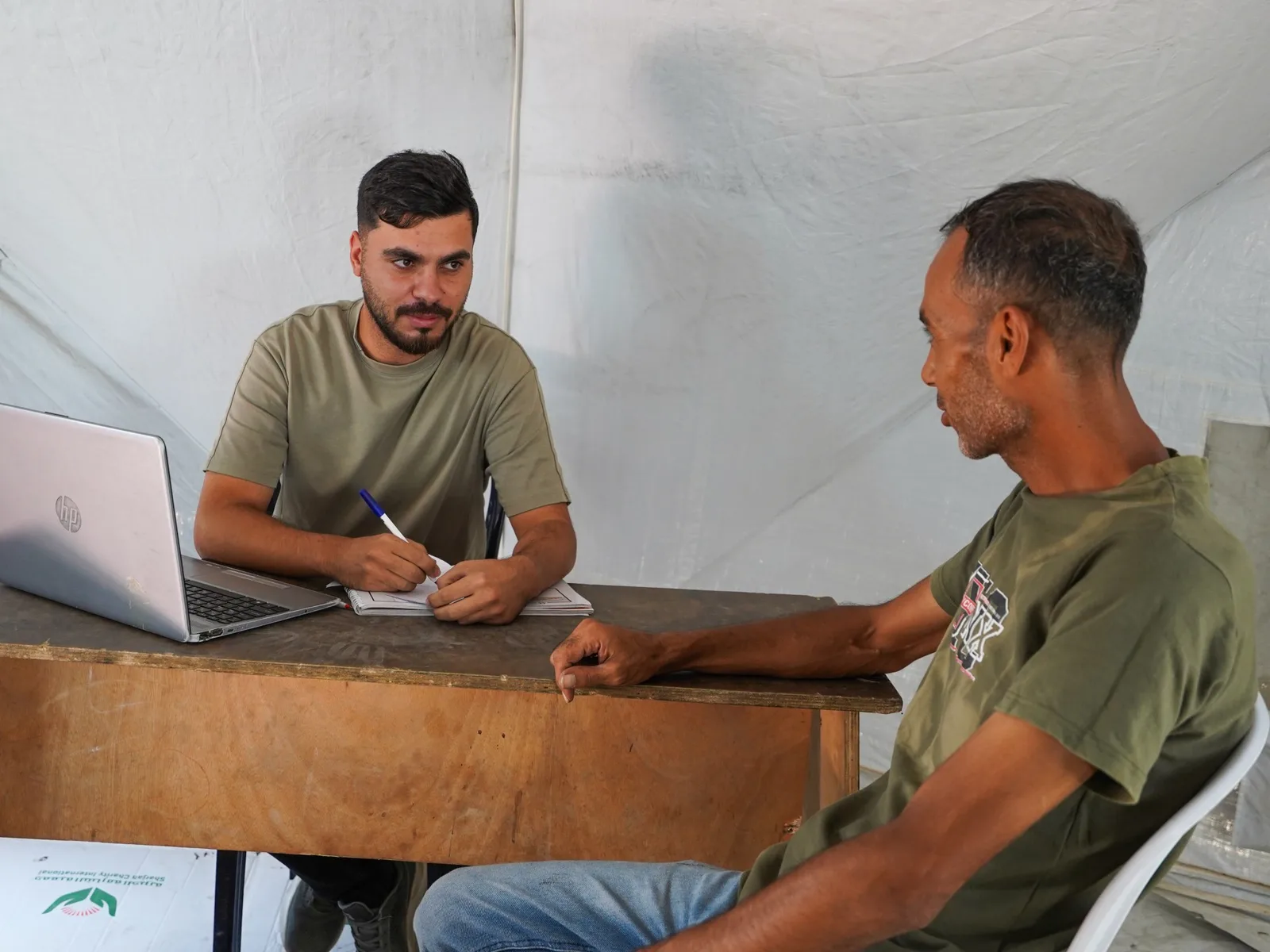Quand les rues deviennent un lieu de travail : des travailleurs de Gaza transforment des tentes en bureaux