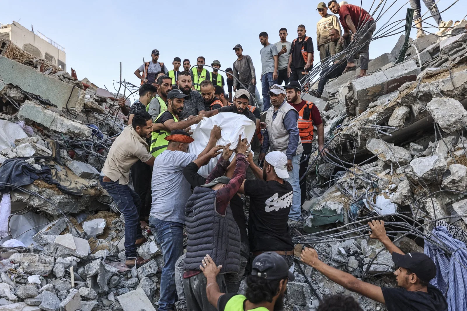 À Gaza, l’effondrement d’un immeuble fait 21 morts, dont 12 enfants