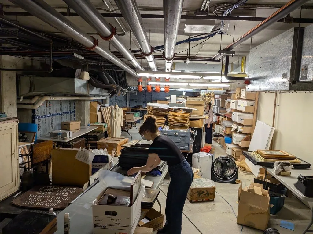 Après l'inondation des archives juives de Winnipeg, un énorme effort de récupération est en cours