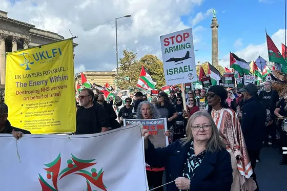 « Arrêtez d'armer Israël » : des manifestants pro-palestiniens défilent devant la conférence du Labour