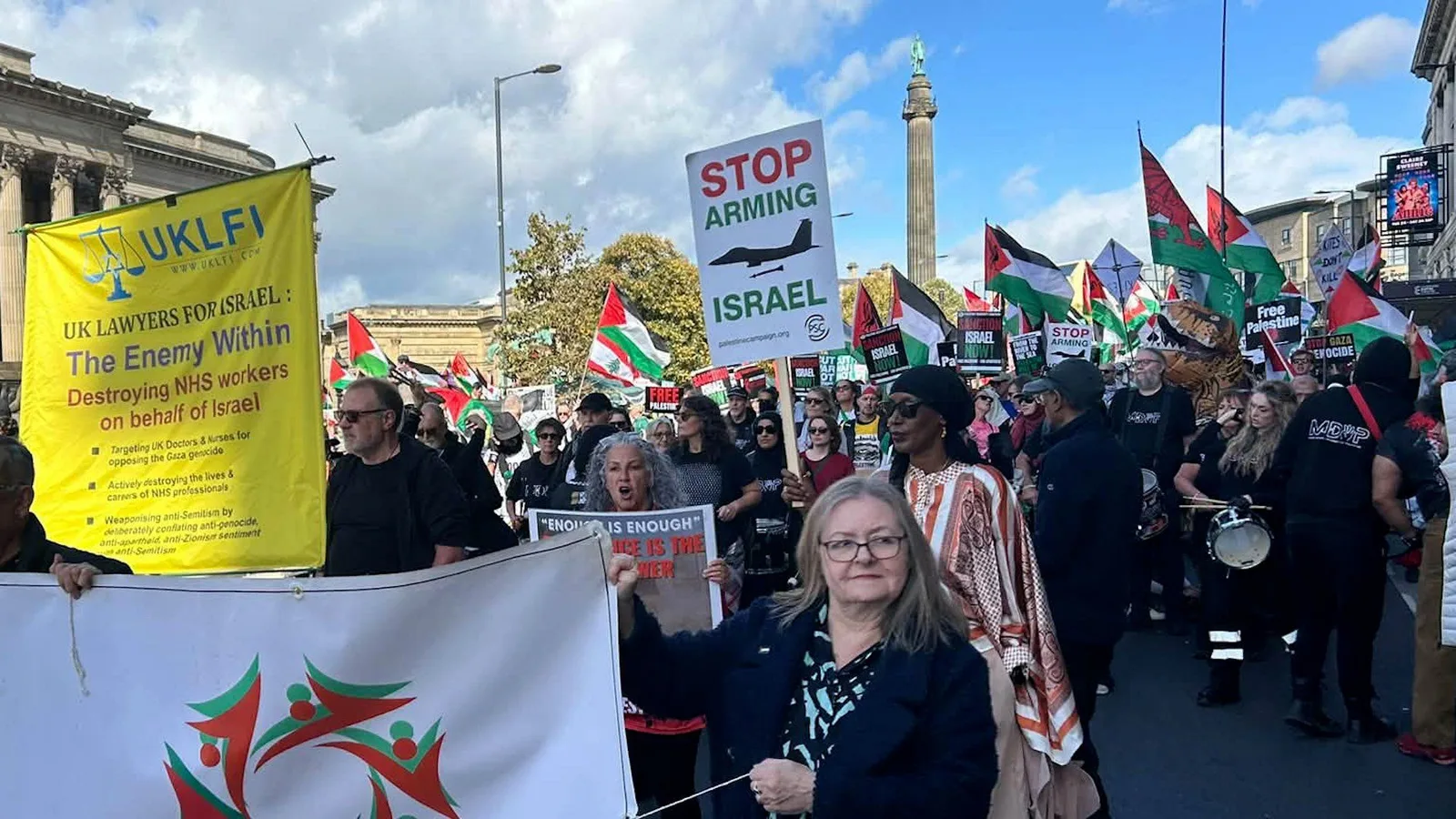 « Arrêtez d'armer Israël » : des manifestants pro-palestiniens défilent devant la conférence du Labour