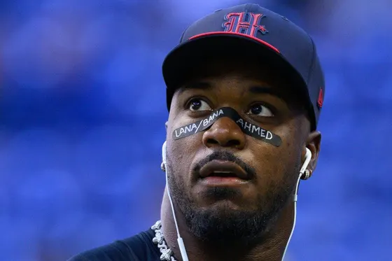 Azeez Al-Shaair rend hommage aux sœurs palestiniennes tuées malgré les sanctions de la NFL