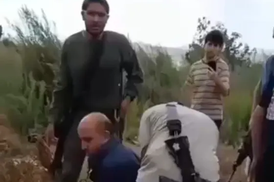 Colons et soldats attaquent ensemble les agriculteurs palestiniens et des familles