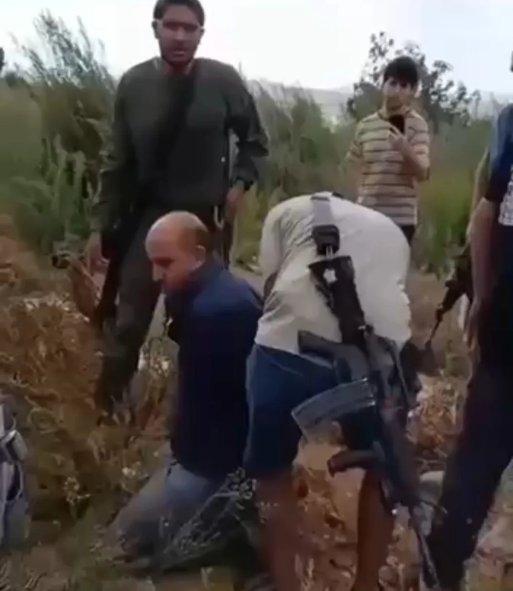 Colons et soldats attaquent ensemble les agriculteurs palestiniens et des familles
