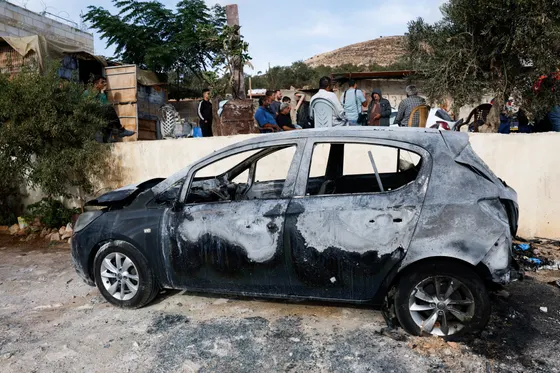 Des colons israéliens attaquent le village de Jalud en Cisjordanie occupée et incendient des maisons