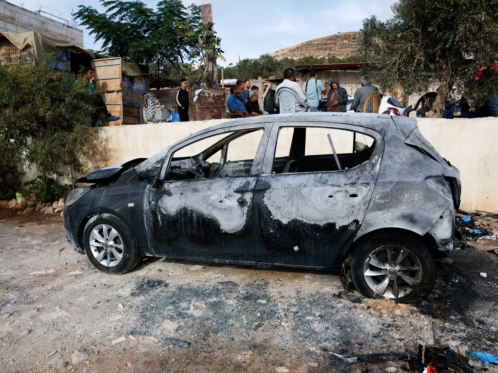 Des colons israéliens attaquent le village de Jalud en Cisjordanie occupée et incendient des maisons