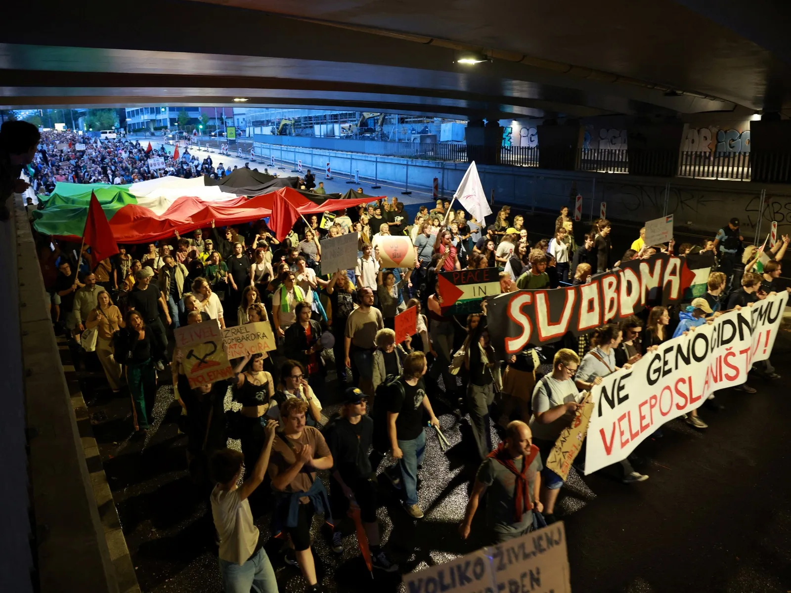 Des milliers de manifestants protestent à Ljubljana alors que la Slovénie ouvre la première ambassade d'Israël