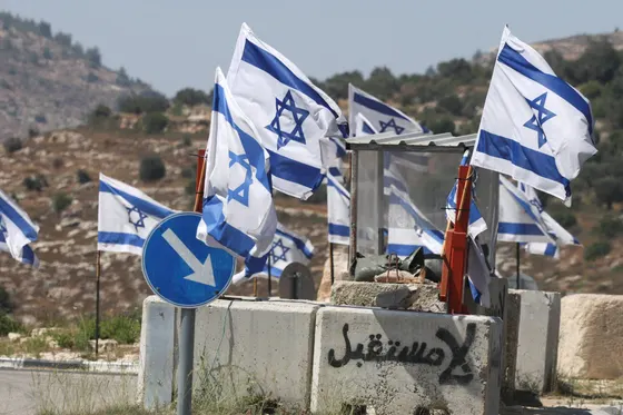 Des organisations caritatives et groupes de protestation britanniques condamnent la menace d'interdiction israélienne après les sanctions
