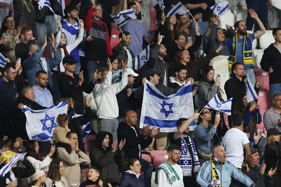Des supporters de football israéliens scandent des slogans militaires après la défaite contre l'Irlande