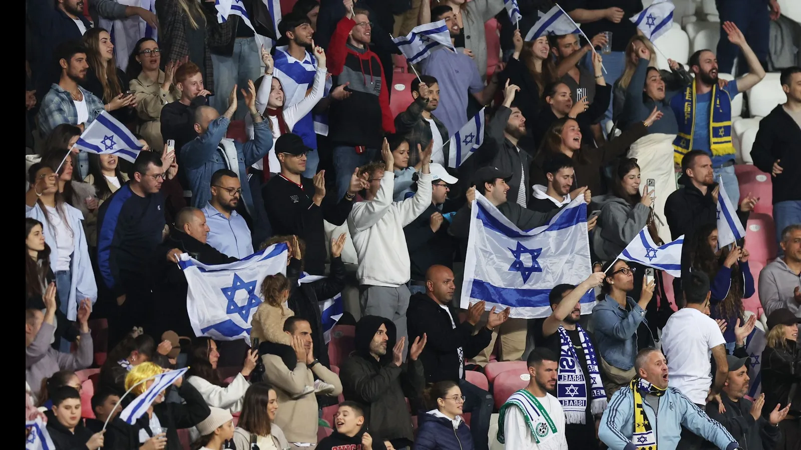 Des supporters de football israéliens scandent des slogans militaires après la défaite contre l'Irlande