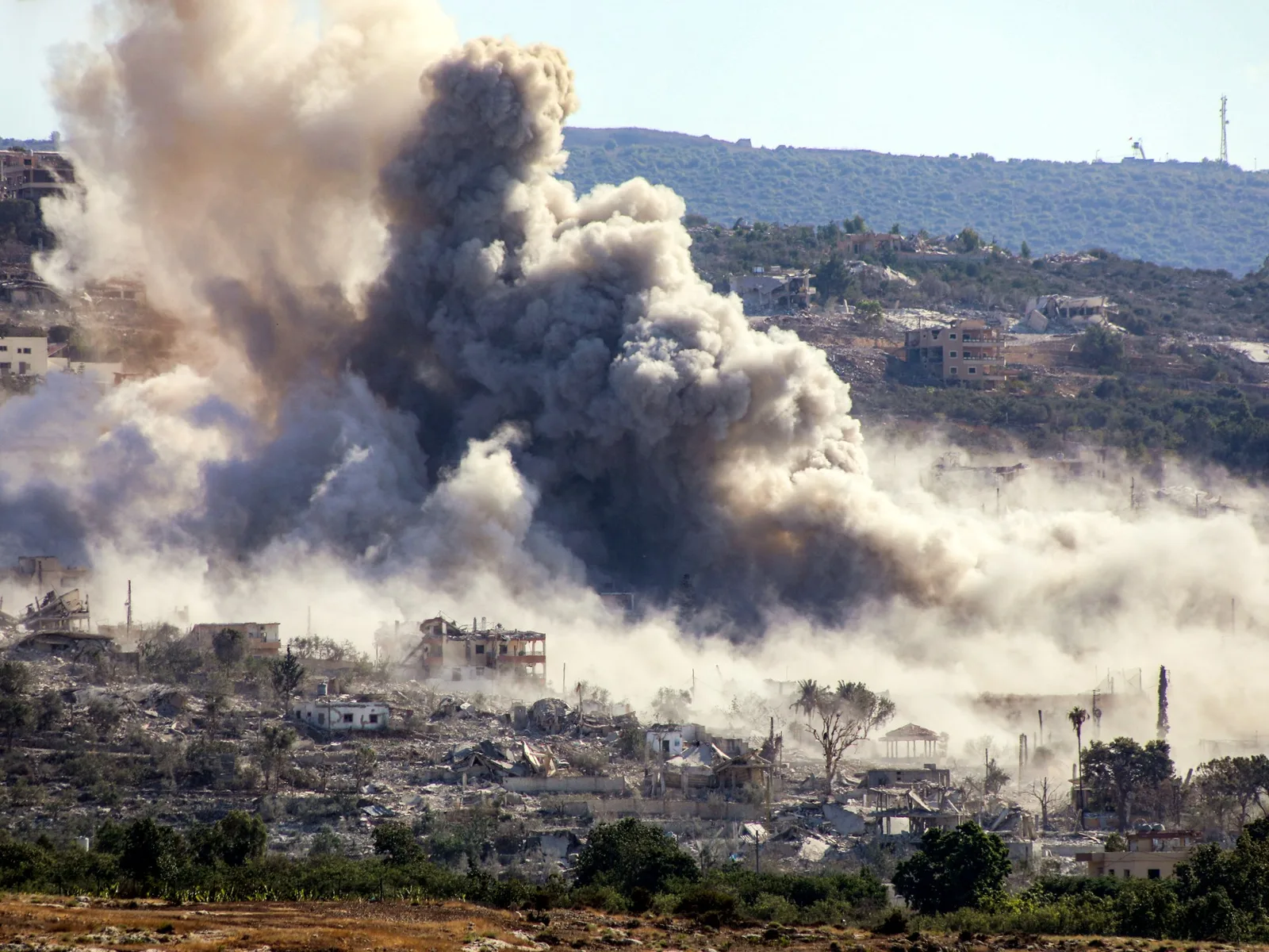 Deux personnes blessées par des tirs d'artillerie israéliens alors que les troupes avancent au sud du Liban