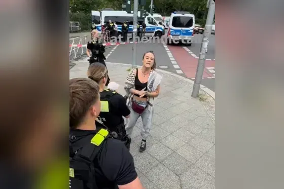 En Allemagne, des militants encerclés par la police font passer un message