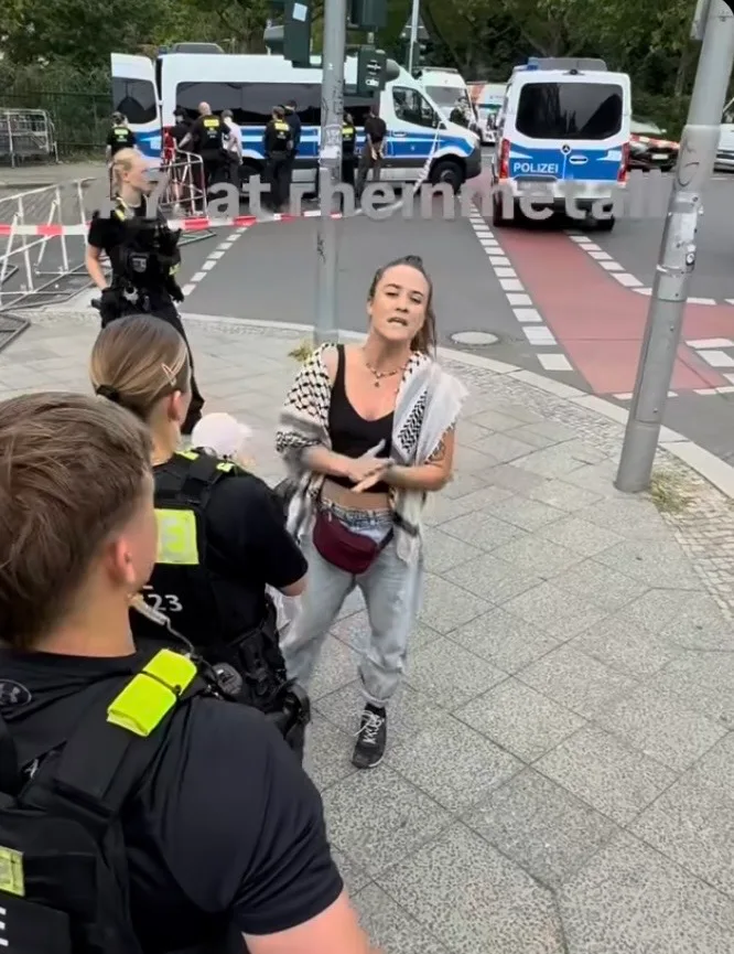 En Allemagne, des militants encerclés par la police font passer un message