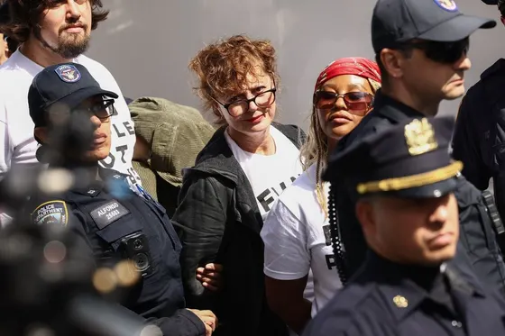 Etats-Unis : L’actrice Susan Sarandon arrêtée lors d’une manifestation contre Netanyahou