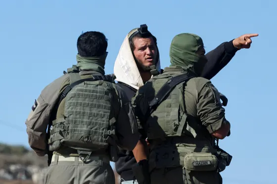 « Il faut être un professionnel pour les distinguer » : en Cisjordanie, quand colons et armée israélienne se confondent