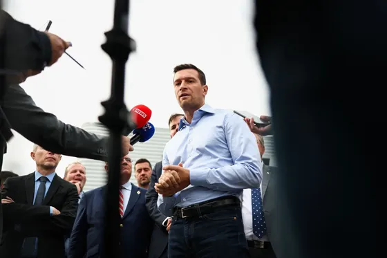 Jordan Bardella accusé d’antisémitisme | Macron enjoint à l’extrême droite de « clarifier » sa ligne