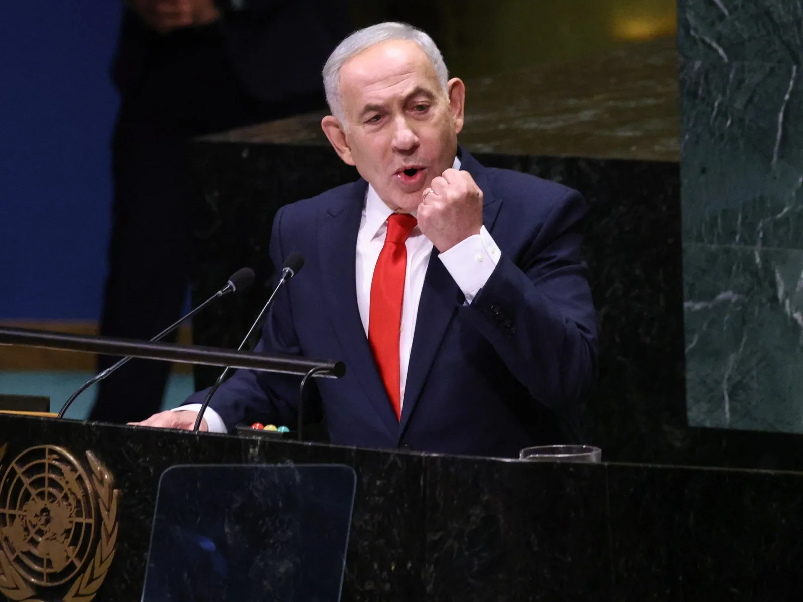 La bellicisme de Netanyahu à l'ONU lui vaut des acclamations chez lui alors que le monde quitte la salle