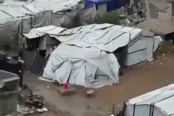 La pluie, les tentes déchirées, les immeubles menacés d’effondrement… et le blocus de l’aide !