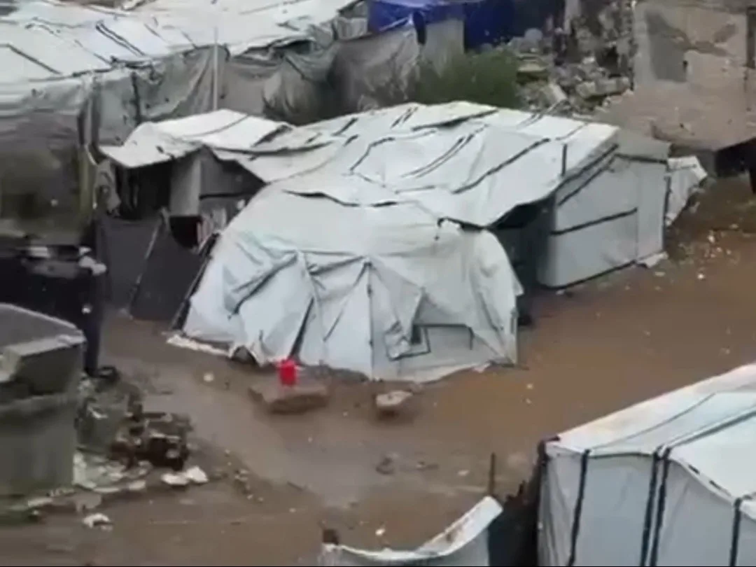 La pluie, les tentes déchirées, les immeubles menacés d’effondrement… et le blocus de l’aide !
