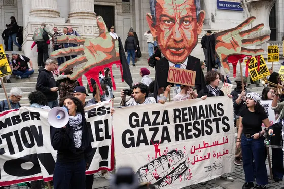 La police de New York arrête Susan Sarandon et d'autres célébrités protestant contre Netanyahu