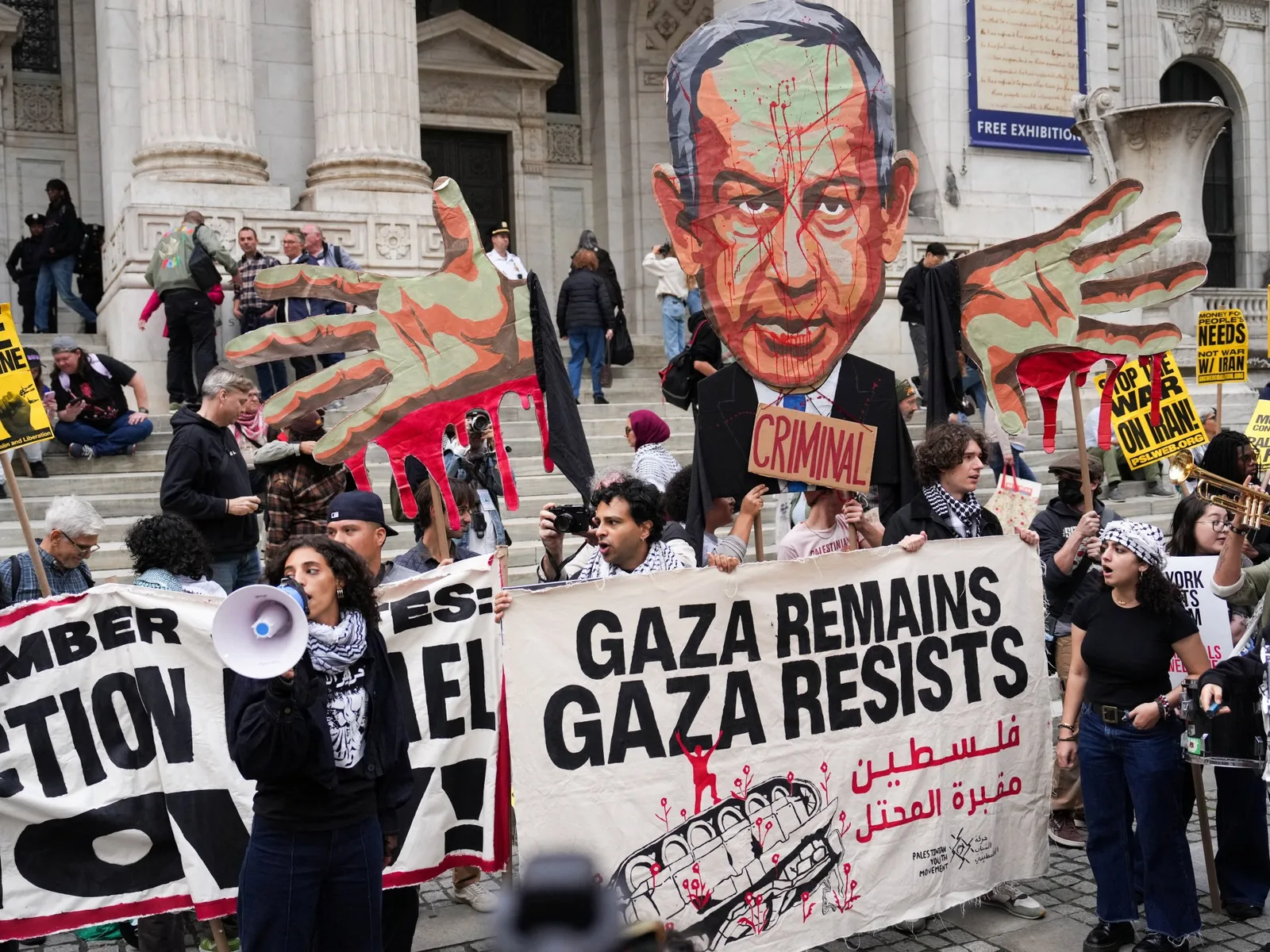 La police de New York arrête Susan Sarandon et d'autres célébrités protestant contre Netanyahu