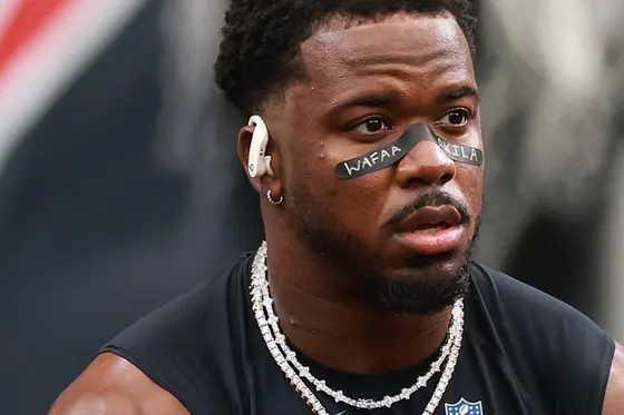 Le joueur de NFL Azeez Al-Shaair rend hommage à la fillette palestinienne tuée Wafaa Akila
