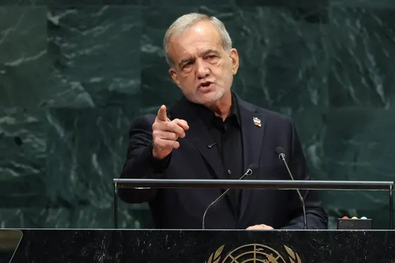 Le président iranien Pezeshkian fustige les États-Unis « terroristes » mais prône la diplomatie dans son discours à l'ONU