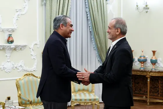 Le président iranien Pezeshkian rencontre le ministre pakistanais Naqvi à Téhéran alors que les tensions avec les États-Unis s'intensifient