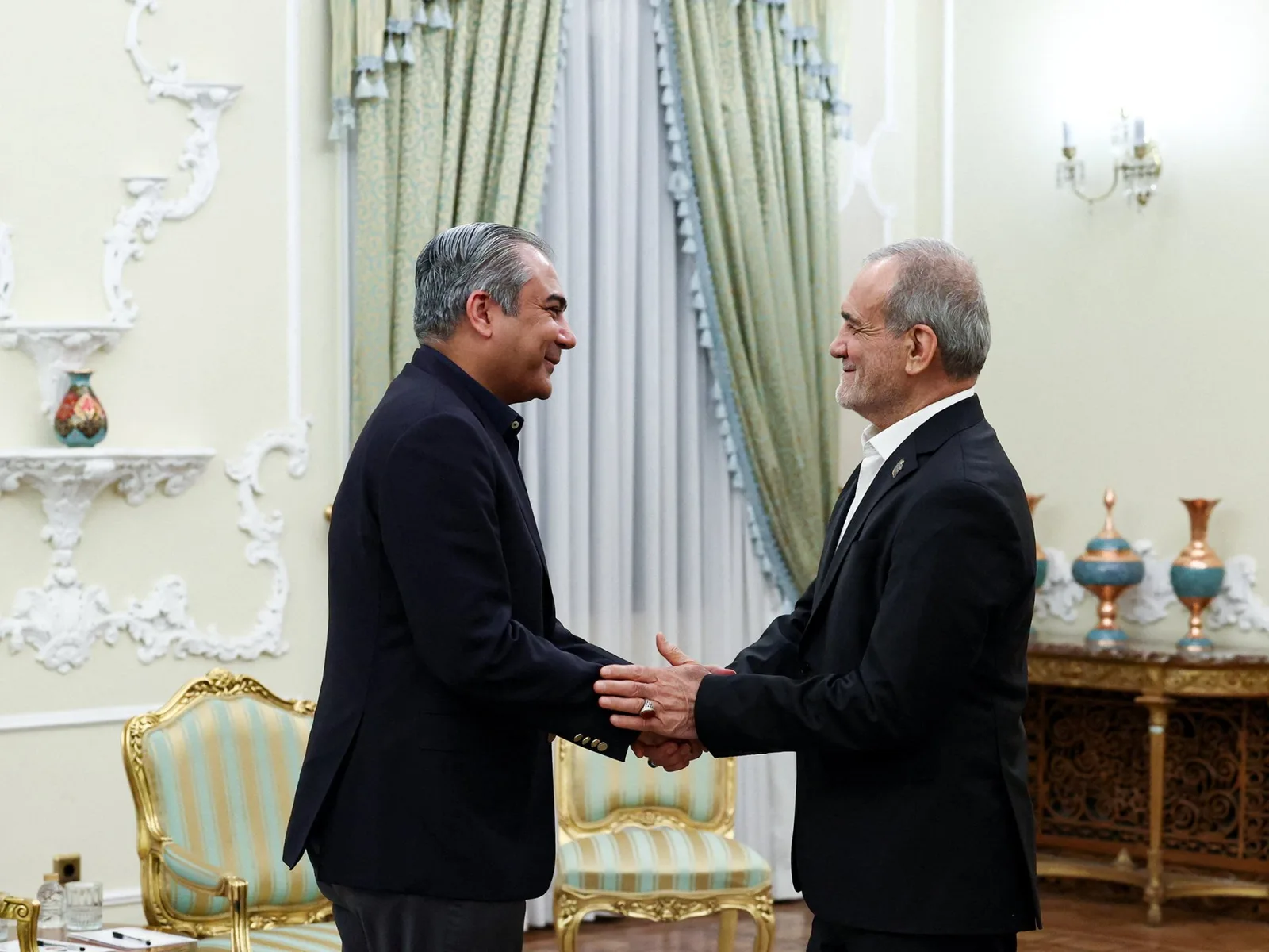 Le président iranien Pezeshkian rencontre le ministre pakistanais Naqvi à Téhéran alors que les tensions avec les États-Unis s'intensifient