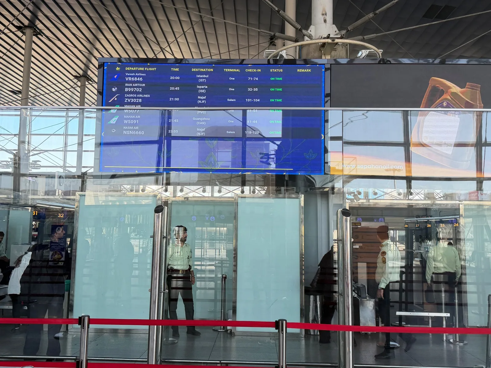 Les Émirats arabes unis interdisent les compagnies aériennes iraniennes alors que les sanctions américaines étranglent le secteur aérien iranien