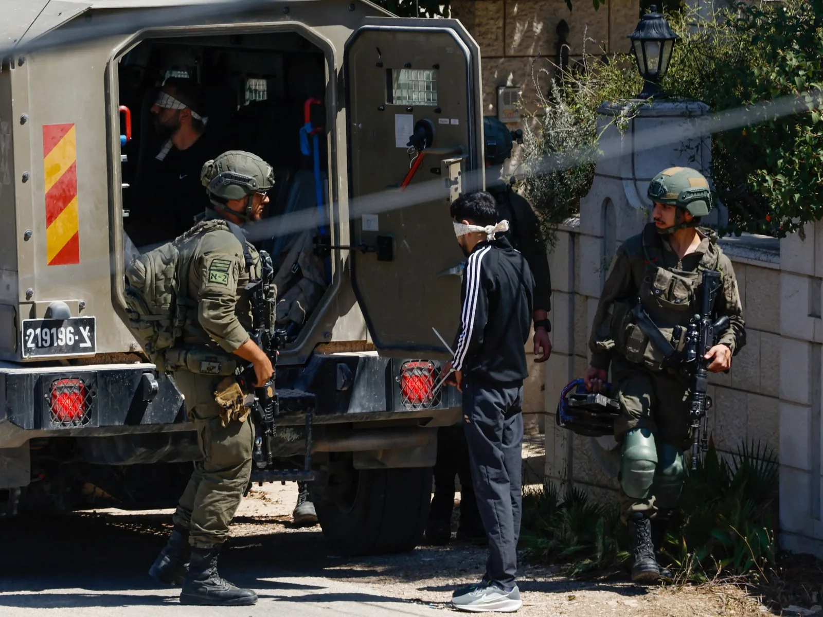 Les forces israéliennes arrêtent des dizaines de Palestiniens lors d'une descente en Cisjordanie occupée