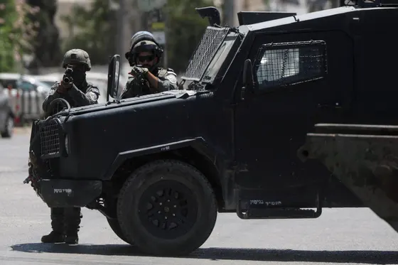 Les forces israéliennes tuent un Palestinien et retiennent son corps près de Nablus